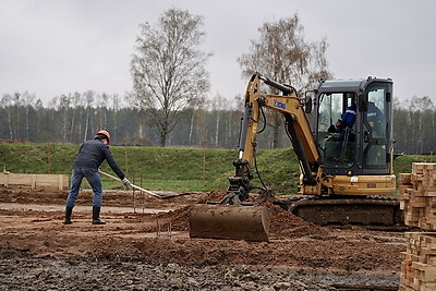 Республиканский субботник: в Дрибинском районе строили профилакторий для телят