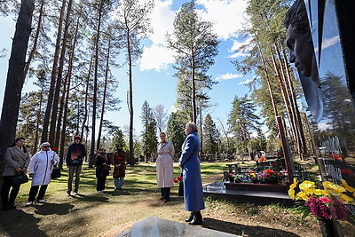 Память Змитрока Бядули почтили на Восточном кладбище в Минске