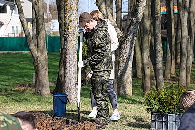 Республиканский субботник: премьер-министр принял участие в благоустройстве братской могилы в Минском районе