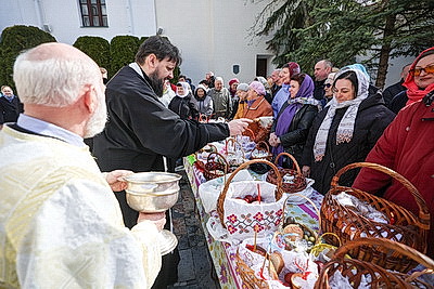 Православные верующие освящают пасхальную трапезу в храмах Беларуси