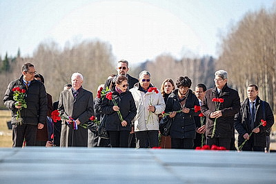 \"Пусть скорбь и печаль обернутся в мужество ваше и силу\". В Хатыни проходит всенародная вахта памяти