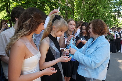 Последние звонки для выпускников 9-х и 11-х классов прозвенели по всей Беларуси