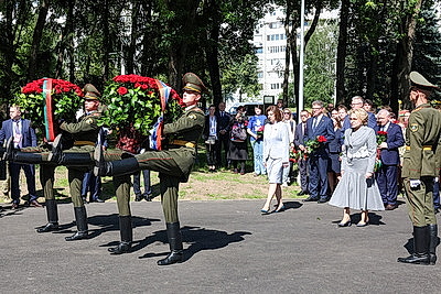 Памятник летчику Александру Мамкину открыли в столичном парке