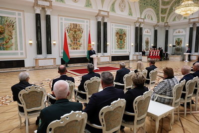 Лукашенко в преддверии Дня народного единства вручил госнаграды заслуженным представителям различных сфер