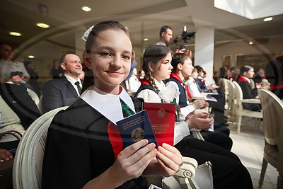 \"Важный день, который останется в памяти\". Столичным школьникам вручили паспорта в Минской ратуше