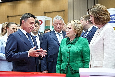 Товары от крупных производителей и ремесленников демонстрируют участникам Форума регионов в Минске