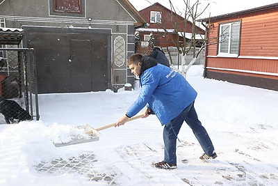 Помогают пожилым и чистят территории. К уборке снега присоединилась молодежь