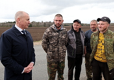 Забота о механизаторах для оперативного сева. Как в Сенненском районе аграрии трудятся на полях