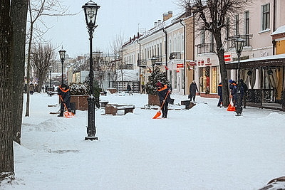 В Бресте 75 единиц спецтехники убирают снег на улицах города