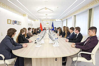 \"Нам есть чему учиться\". Председатель ЦИК Кыргызстана о работе с населением в Беларуси