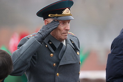 Праздник мужества и верности долгу: в регионах Беларуси 23 февраля прошли торжественные митинги