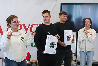 \"Единство начинается с каждого из нас\". Молодежь обсудила ценности праздника на акции \"Беларусь адзіная\"