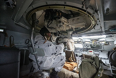 Десантники во время проверки ВС на Брестском полигоне выполняют стрельбы из различных видов оружия