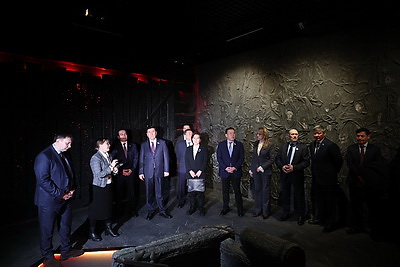 Председатель Мажилиса Парламента Республики Казахстан возложил цветы в МК \"Хатынь\"