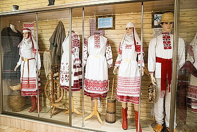 Дизайнерский наряд с кодом предков. Костюмы Малоритского строя вписались в современный гардероб