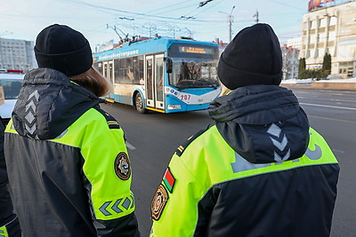 Сотрудники ГАИ традиционно поздравили водителей-мужчин во время праздничной акции в Витебске