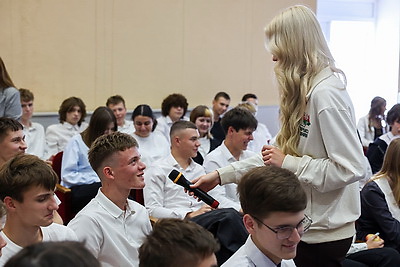 \"Единство начинается с каждого из нас\". Молодежь обсудила ценности праздника на акции \"Беларусь адзіная\"