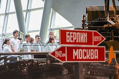 Участники автопробега \"Дороги славы - наша история\" почтили память героев ВОВ в Минске