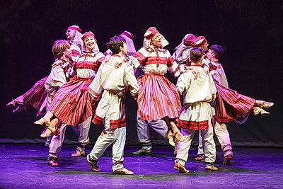 \"Ода белорусской женщине\". Со сцены Купаловского театра читают стихи на \"роднай мове\"