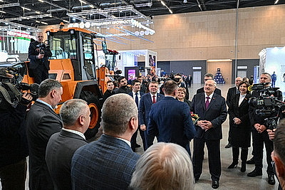 Лукашенко вручил символы Государственного знака качества