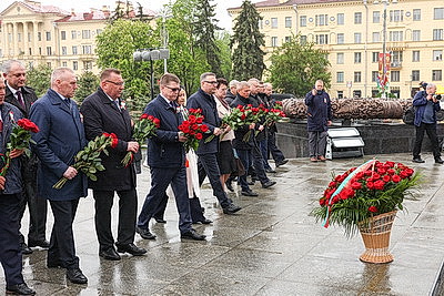 Народное возложение цветов к монументу Победы проходит в Минске