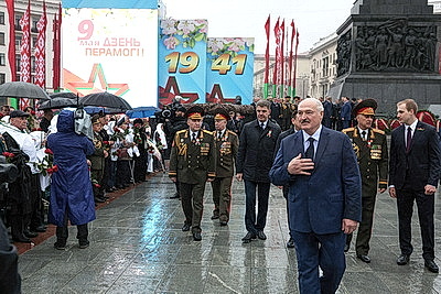 Лукашенко возложил венок к монументу Победы в Минске