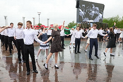 Вальс Победы станцевали в Бресте и Витебске