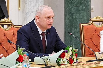 Лукашенко вручил дипломы доктора наук и аттестаты профессора