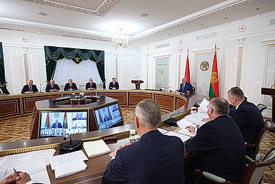 Техника, кадры и надежность сушильного хозяйства. Лукашенко назвал главные условия успеха уборочной