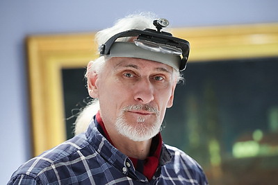 Снимал слои чужеродного лака. Витебский реставратор завершил работу над картиной Куинжи