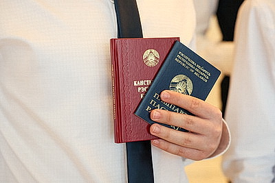 \"Гордимся тем, что нам выпала такая честь\". В Верховном Суде столичным школьникам вручили первые паспорта