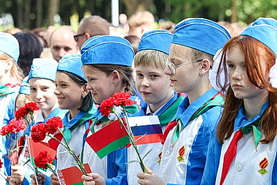 Памятник летчику Александру Мамкину открыли в столичном парке