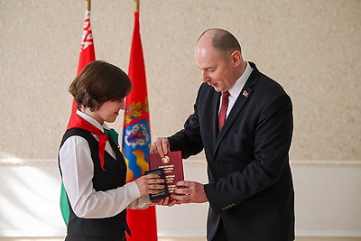 Паспорта лучшим учащимся из Минской области вручили в старейшей гимназии страны