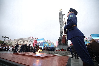 Лукашенко возложил венок к монументу Победы в Минске