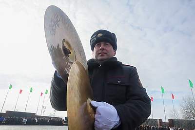 Праздник мужества и верности долгу: в регионах Беларуси 23 февраля прошли торжественные митинги