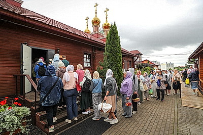 Православные верующие отмечают Яблочный Спас
