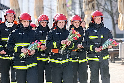 \"101 тюльпан для милых дам\". Гродненские спасатели поздравили женщин с 8 Марта