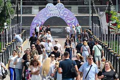 Живая музыка, ярмарки и уличные перформансы: праздничная атмосфера царит на улицах фестивального Витебска