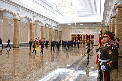 Лукашенко по прибытии в Пхеньян посетил Кымсусанский дворец Солнца и почтил память корейских вождей