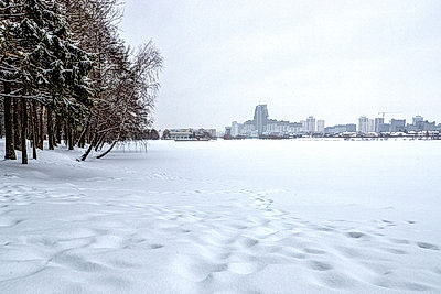 Морозный зимний день: снегопад не повод сидеть дома для активных жителей