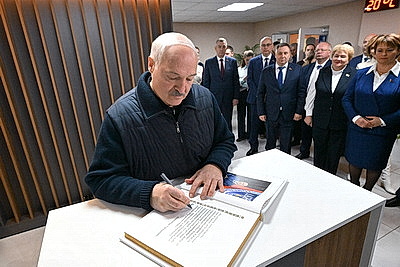 Cельское хозяйство и \"кондитерка\". Лукашенко посетил Наровлянский район