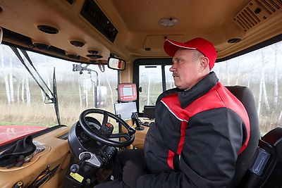 В Лунинецком районе завершили сев зерновых и приступили к травам