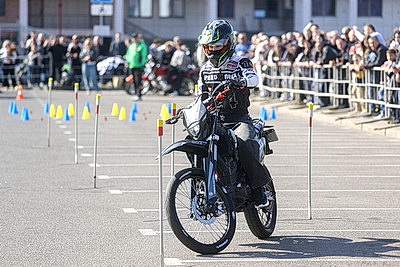 Рев мотора, блеск хрома и невероятная скорость. В Бресте торжественно открыли мотосезон-2026