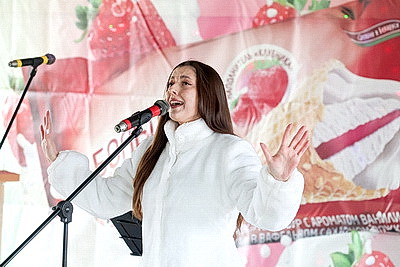 Настроение с доставкой к рабочему месту. В Могилеве идут концерты в цехах предприятий ко Дню женщин