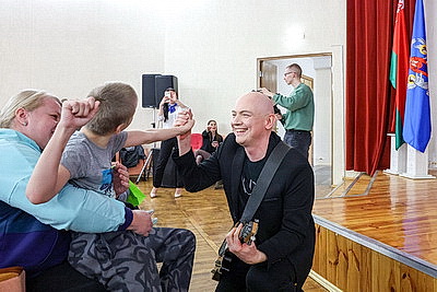 Песни и улыбки для детей и пожилых по всей стране. В Минске проходит акция \"Верить в себя\"