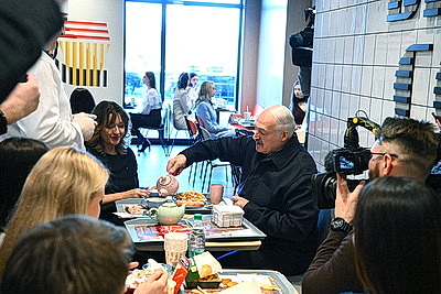 Лукашенко посетил один из ресторанов сети \"Мак.бай\"