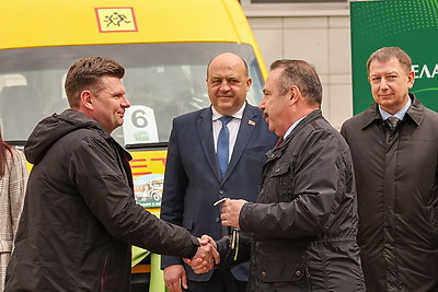 Шесть сельских школ получили новые автобусы для подвоза детей