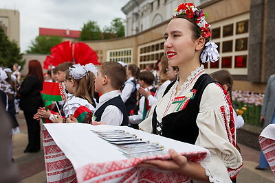 С огромной гордостью за достижения страны. Государственный флаг в 81 м пронесли по главной площади Гомеля