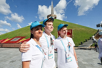 Символ мужества и гордости народа. Торжества по случаю Дня Независимости проходят на Кургане Славы