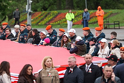 Шествие с самым большим флагом Беларуси стартовало от стелы \"Минск - город-герой\"